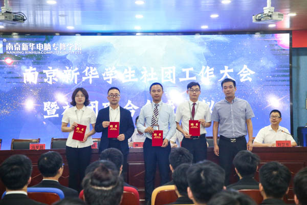 吳主任為社團指導老師頒發聘書