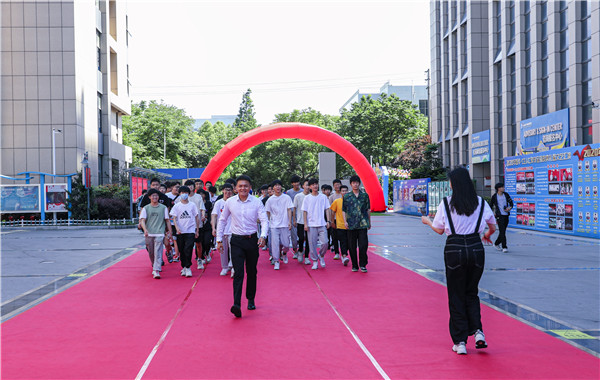 巔峰實習(xí)，京彩有你 ——南京新華京東618實習(xí)項目總結(jié)與表彰大會圓滿結(jié)束