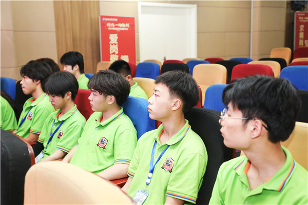 為幫助我校學(xué)生明確職業(yè)生涯規(guī)劃，確定個人職業(yè)方向，強(qiáng)化職業(yè)規(guī)劃意識，更好地樹立個人理想，2022年7月29日，南京新華電腦專修學(xué)校在學(xué)術(shù)報告廳舉行第十二屆職業(yè)生涯規(guī)劃演講大賽