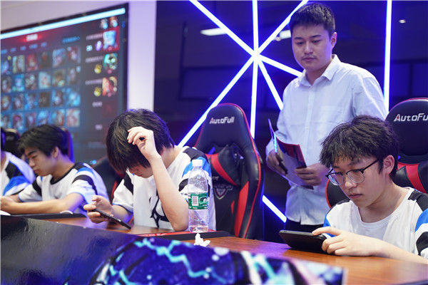 恭喜！我校學生代表隊榮獲2023 年“迎亞運”新華電腦教育王者榮耀電競對抗賽亞軍