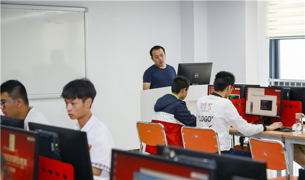 初中畢業上職業學校好么？
