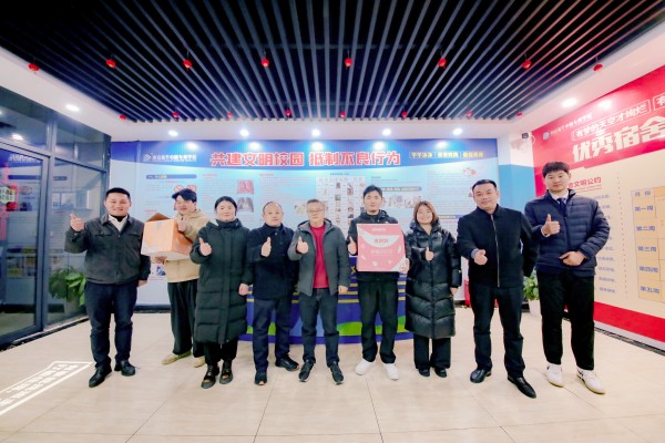 南京新華吳元紅校長晚間慰問查寢，并為學生送關(guān)懷！